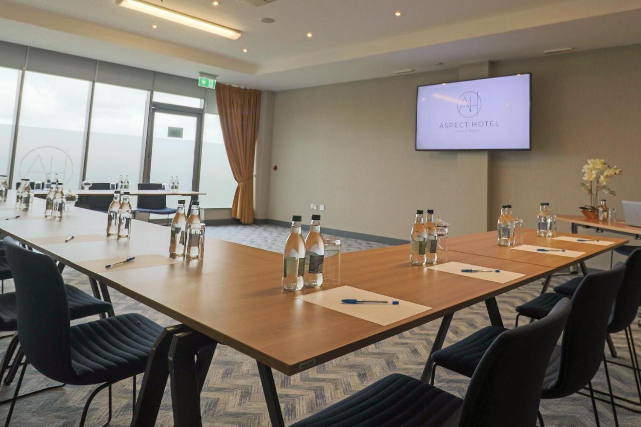 Aspect Park West 4*