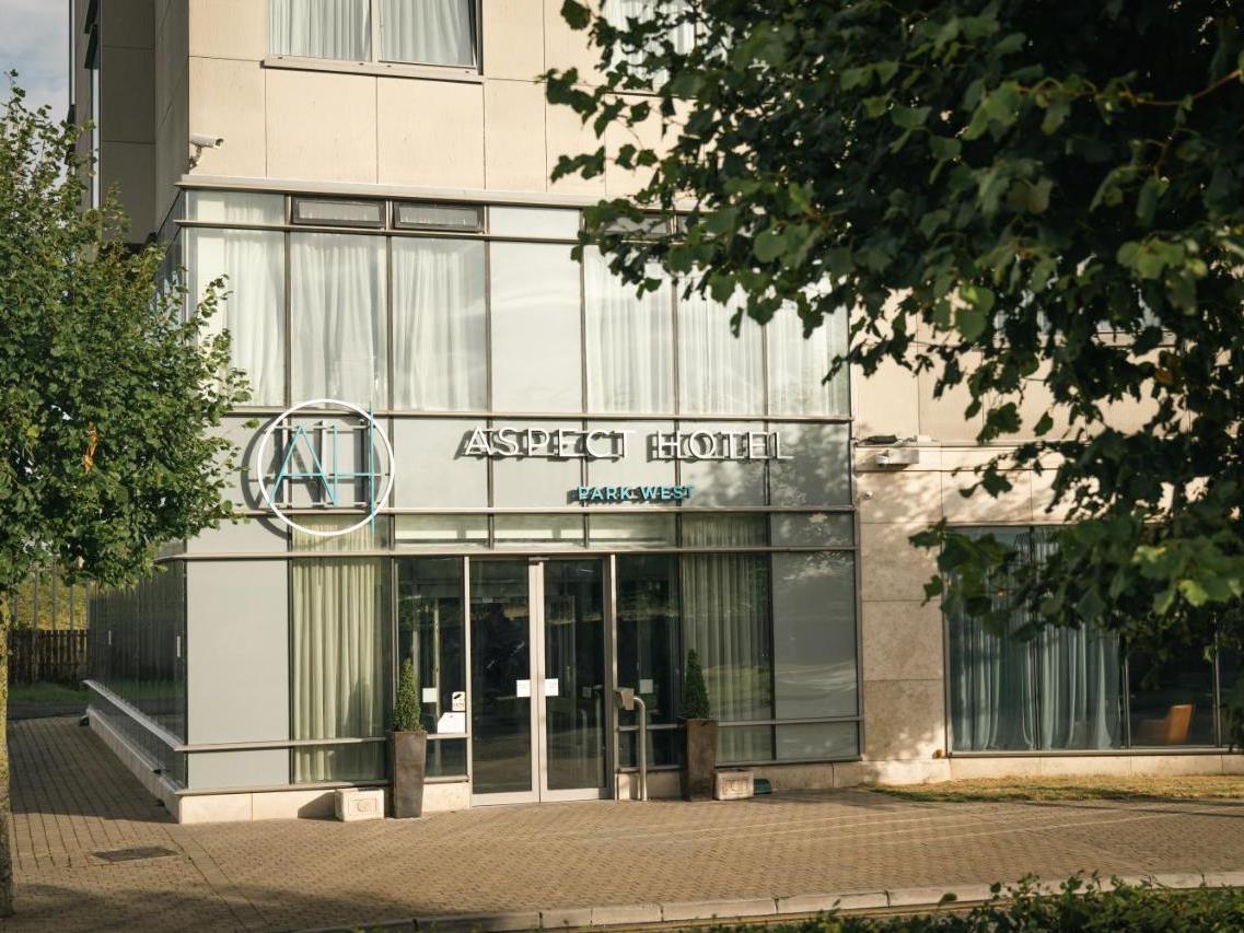 Aspect Park West 4*